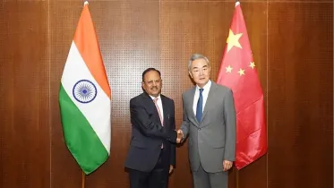 ভারতের শীর্ষ নিরাপত্তা কর্মকর্তা অজিত দোভাল ও চীনের পররাষ্ট্রমন্ত্রী ওয়াং ই। ফাইল ছবি: স্টেটসম্যান