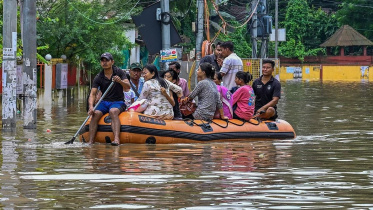 আসামে বন্যায় দেড় লাখেরও বেশি মানুষ বাস্তুচ্যুত হয়েছেন। ছবি: স্টেটসম্যান