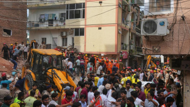 নয়াদিল্লিতে পাঁচতলা ভবন ধস। ছবি: দ্য হিন্দু