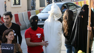 মৃত্যুদণ্ড বাতিলের দাবিতে লেবাননের রাজধানী বৈরুতে সৌদি দূতাবাসের সামনে মানবাধিকার কর্মীদের প্রতিবাদ। ছবি: এএফপি