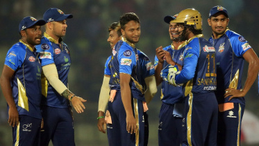 খুলনার উইকেট ফেলে ঢাকার উল্লাস