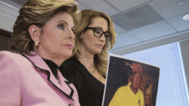 ২০০৬ সালে তোলা জেসিকা ড্রেক ও ট্রাম্পের তোলা একটি ছবি দেখাচ্ছেন অ্যাটর্নি গ্লোরিয়া অলরেড