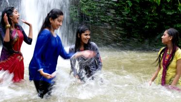 Akhi o taar bondhura