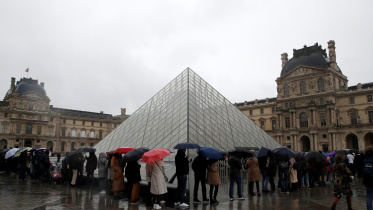 CHINA-HEALTH-FRANCE-LOUVRE.jpg