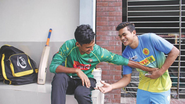 জাতীয় ক্রিকেট অ্যাকাডেমিতে তরুণ পেসার মুস্তাফিজুর রহমান ও তাসকিন আহমেদ।