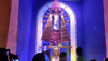 Glassmade idols