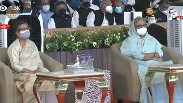 pm_hasina-parade_sqaure-wb.jpg