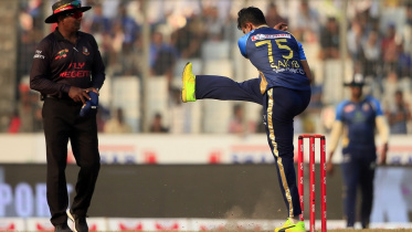 Shakib with umpire  