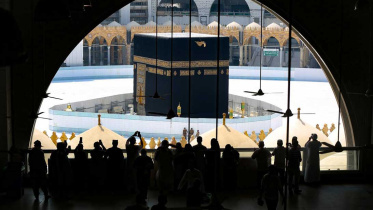 worshippers_take_photographs_of_the_kaaba_inside_meccas_grand_mosque_on_march_6_2020_afp_0.jpg
