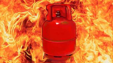 রান্নাঘরে সিলিন্ডার থেকে ছড়িয়ে পড়া গ্যাসে আগুন