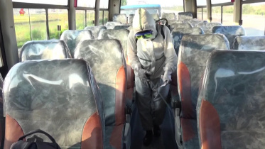 উত্তর কোরিয়ার এক স্বাস্থ্য কর্মকর্তা বাসকে জীবাণুমুক্ত করছেন। ছবি: কেসিএনএ