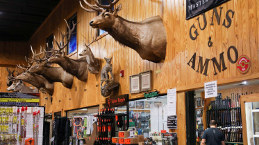 এই দোকান থেকেই বৈধভাবে ২টি রাইফেল ও ৩৭৫ রাউন্ড তাজা গুলি কেনেন রামোস