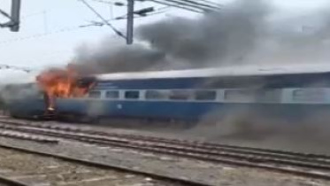 বিক্ষোভকারীরা লাঠি হাতে একটি আন্তঃনগর রেলগাড়ির কাঁচের জানালা ভাঙতে শুরু করেন এবং একটি কোচে আগুন ধরিয়ে দেন