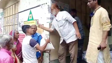 netrakona_chairman_slaps_flood_victims