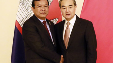 চীনের রাষ্ট্রীয় উপদেষ্টা ও পররাষ্ট্রমন্ত্রী ওয়াং ই এবং কম্বোডিয়ার উপ-প্রধানমন্ত্রী ও পররাষ্ট্রমন্ত্রী প্রাক সোখোন