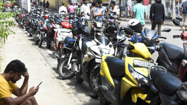 শ্রীলঙ্কা তীব্র জ্বালানী সঙ্কটে ভুগছে। লম্ছবা লাইনে অপেক্ষা করছেন বাইক চালকরা। ছবি : টুইটার থেকে নেওয়া