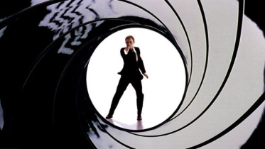 প্রতিটি সিনেমার শুরুতে জেমস বন্ডকে পিস্তল হাতে স্ক্রিনের দিকে বন্দুক তাক করে গুলি করতে দেখা যায়। ছবি: সংগ্রীহিত