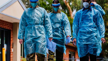 সেনাবাহিনীর সদস্যরা করোনাভাইরাস মোকাবিলায় সহায়তা দিচ্ছেন। ছবি: সংগৃহীত