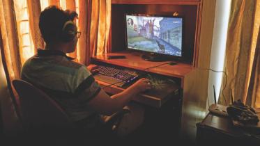বাংলাদেশেও অনেকের সময় কাটানোর মাধ্যম ভিডিও গেমস। ছবি: অর্কিড চাকমা/স্টার