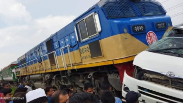 মাইক্রোবাসে ট্রেনের ধাক্কা, আহত ৭ জন চমেক হাসপাতালে 