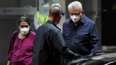 থাইল্যান্ডের ডন মিউং বিমানবন্দরে গোতাবায়া ও তার স্ত্রী। ছবি: রয়টার্স