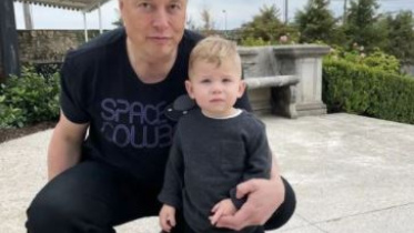 ইলন মাস্ক ও তার ছেলে অ্যাশ (X Æ A-12)। ছবি: মাস্কের ইনস্টাগ্রাম থেকে 