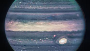 ইনফ্রারেড ছবিতে গ্রহের বৈশিষ্ট্য বোঝানোর জন্য কৃত্রিমভাবে নীল, সাদা, সবুজ, হলুদ ও কমলা রঙে রাঙানো হয়। ছবি: নাসার ওয়েবসাইট