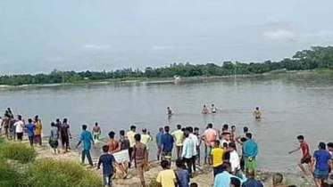 গত ২৫ সেপ্টেম্বর দুপুর দেড়টার দিকে পঞ্চগড়ের মাড়েয়া ইউনিয়নের আউলিয়া ঘাটে নৌকাডুবির ঘটনা ঘটে। ছবি: বাসস