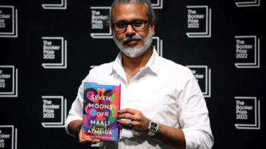 শ্রীলঙ্কার লেখক শেহান করুনাতিলকা তার দ্বিতীয় বই ‘দ্য সেভেন মুনস অব মালি আলমেইদা’র জন্য ফিকশন ক্যাটাগরিতে বুকার পুরস্কার জিতেছেন। ছবি: এএফপি