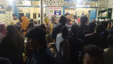 রাত যত বাড়ে, ভিড় তত নাজিরাবাজারে