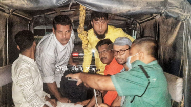 খুলনা রেলস্টেশন এলাকা থেকে বিএনপির নেতাকর্মীদের তুলে নিচ্ছে পুলিশ