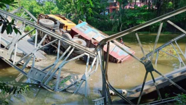 বাগেরহাটে বেইলি ব্রিজ ধসে ট্রাক খালে, ১৪ ঘণ্টা ধরে যান চলাচল বন্ধ