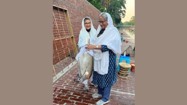 প্রধানমন্ত্রীর বড়শিতে মস্ত বড় চিতল