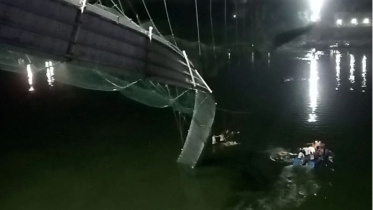 ভারতের গুজরাট প্রদেশে ধসে পড়া সেতুর একাংশ। ছবি: রয়টার্স