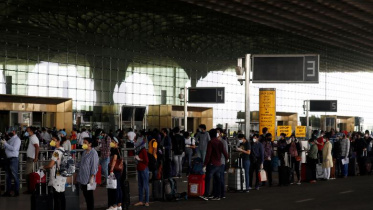 মুম্বাইয়ের আন্তর্জাতিক বিমান বন্দর। ফাইল ছবি: রয়টার্স