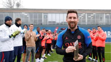 messi_psg_trophy.jpg