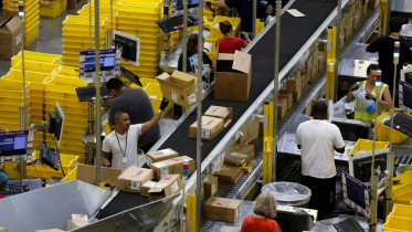 যুক্তরাষ্ট্রের ক্যালিফর্নিয়ায় আমাজনের কার্যালয়ে কর্মীরা কাজ করছেন। ফাইল ছবি: রয়টার্স