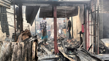 চৌমুহনীর রেলওয়ে মার্কেটে আগুনে পুড়েলো ৩০ দোকান