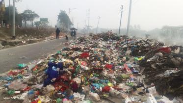 কুয়াকাটা মহাসড়কে উপচে পড়া বর্জ্যে দুর্ভোগ-অস্বস্তি