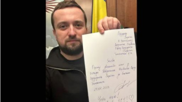 হাতে লেখা পদত্যাগপত্র জমা দিয়েছেন জেলেনস্কির উপদেষ্টা তিমোশেনকো। ছবি: রয়টার্স