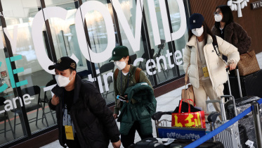 টোকিওর বিমানবন্চীদরে ন থেকে আসা যাত্রীদের করোনাভাইরাস পরীক্ষা করার ব্যবস্থা নেওয়া হচ্ছে। ছবি: রয়টার্স