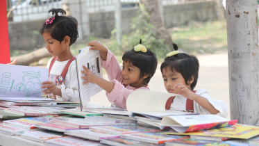 ছুটির দিনে জমে উঠেছে বইমেলা