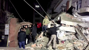 তুরস্কের দিয়ারবাকিরে ভূমিকম্পের পর ভেঙে পড়া দালানের ধ্বংসাবশেষের ভেতর উদ্ধার কার্যক্রম চালাচ্ছেন স্বেচ্ছাসেবকরা। ছবি: রয়টার্স 