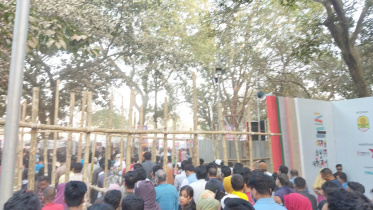 ছুটির দিনে বইমেলায় ভিড় বাড়লেও বিক্রি কম, বলছেন বিক্রেতারা