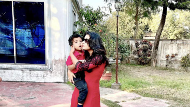 শেহজাদের সঙ্গে ছবি দিয়ে ভালোবাসার বার্তা দিলেন শবনম বুবলি 