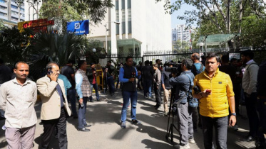নয়া দিল্লিতে বিবিসির কার্যালয়ে কর কর্মকর্তারা তল্লাশি চালানোর সময়  ফটকের সামনে গণমাধ্যম কর্মীরা জড়ো হন। ছবি: রয়টার্স