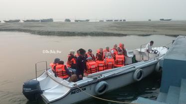 স্পিডবোটে চিলমারী বন্দরে ‘গঙ্গা বিলাসের’ পর্যটকরা