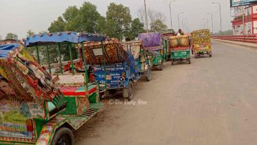 সেতুর ওপর সিএনজি স্ট্যান্ড