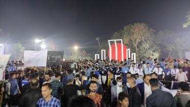 শহীদ মিনারে সর্বস্তরের মানুষের শ্রদ্ধা
