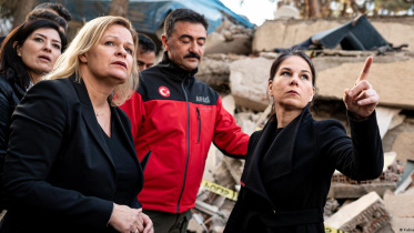 জার্মানির স্বরাষ্ট্রমন্ত্রী ন্যান্সি ফায়েসার ও পররাষ্ট্রমন্ত্রী আন্নালেনা বায়েরবক ভূমিকম্পে ক্ষতিগ্রস্ত দক্ষিণ তুরস্কের পাজারচিক অঞ্চলে সফর করছেন। ছবি: রয়টার্স